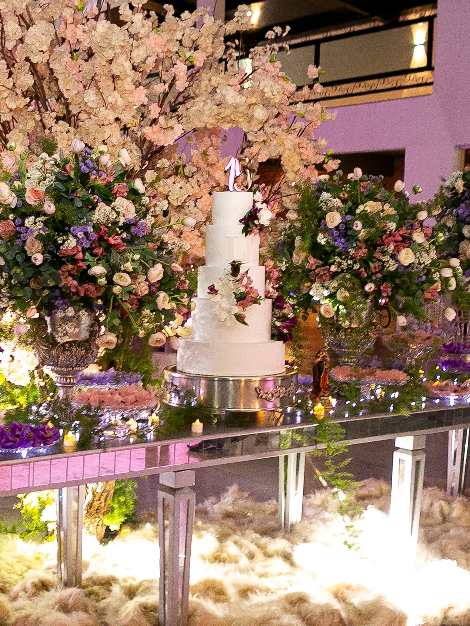 Mesa do bolo com flores
