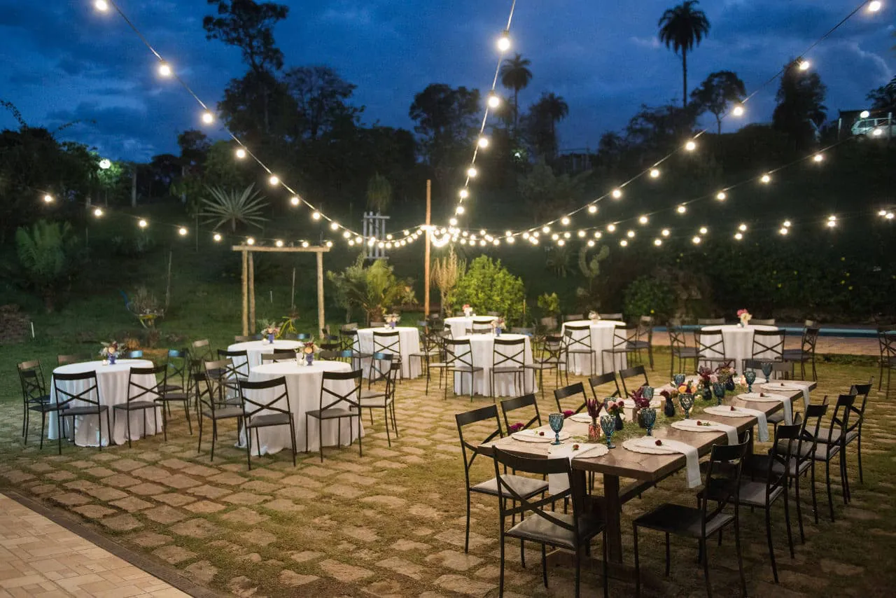Festa de casamento à noite sob o varal de luzes
